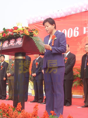 中國(guó)財(cái)富陶瓷城總經(jīng)理孫紅霞女士致辭 中國(guó)財(cái)富陶瓷城總經(jīng)理孫紅霞女士致辭