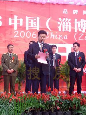 淄川區(qū)政府副區(qū)長(zhǎng)孫英淘主持開(kāi)幕式 淄川區(qū)政府副區(qū)長(zhǎng)孫英淘主持開(kāi)幕式