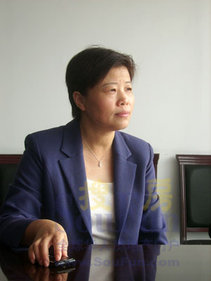 開(kāi)幕式結(jié)束之后孫總接受濟(jì)南媒體采訪(fǎng) 開(kāi)幕式結(jié)束之后孫總接受濟(jì)南媒體采訪(fǎng)