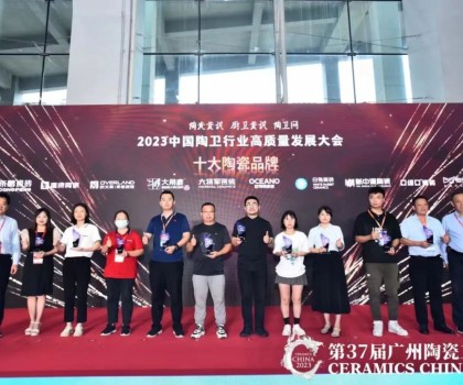 榮譽見證 實至名歸｜鷹牌陶瓷榮獲“十大陶瓷品牌”重磅大獎！
