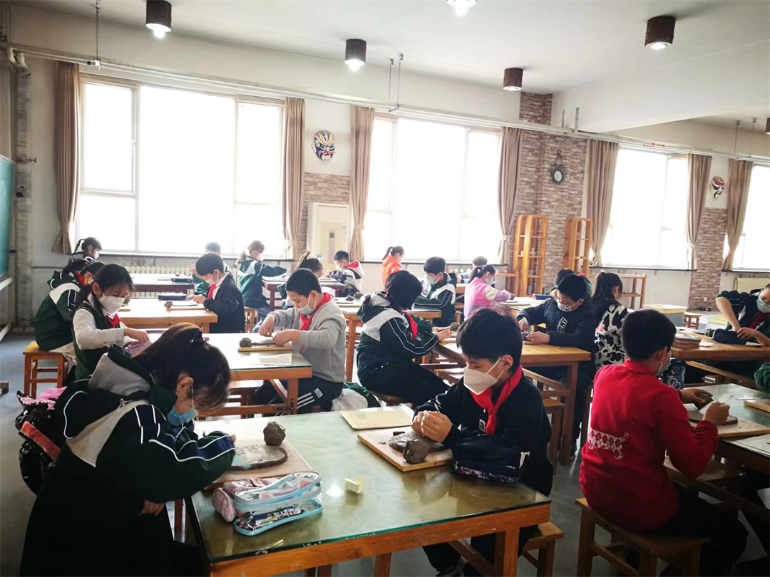 1678153272933542.jpg 盛世長(zhǎng)安小學(xué)慶“三八”用靈巧的雙手塑造“最美”媽媽美育實(shí)踐活動(dòng) (1).jpg