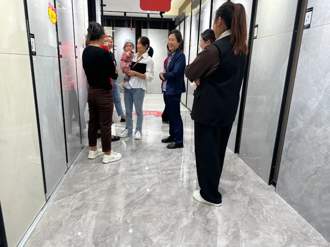 1697178989861208.jpg 獅王瓷磚萬人火花節(jié)全國巡回賽棗莊站火爆全城4.jpg