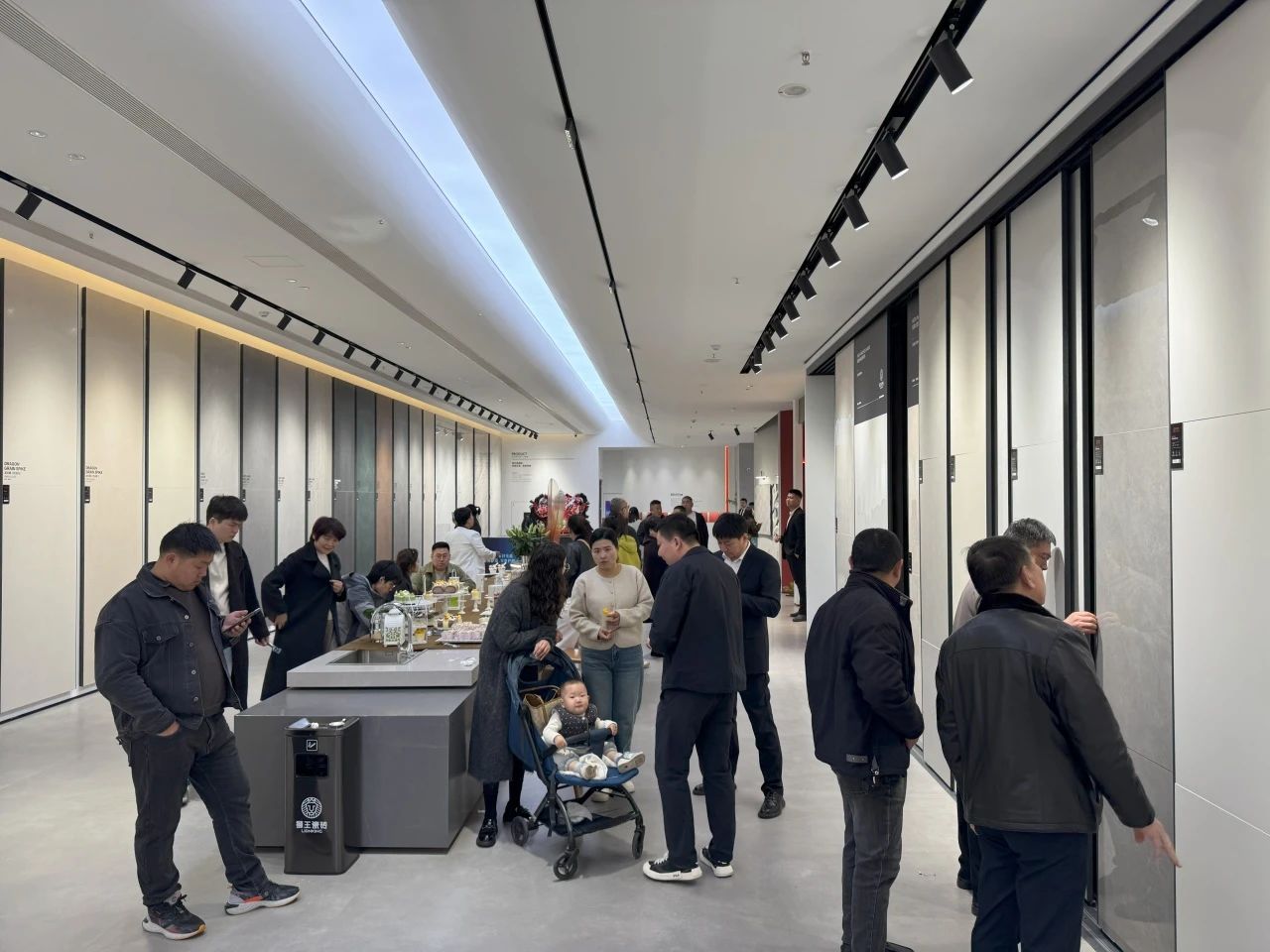 獅王瓷磚“云脈覺(jué)醒”發(fā)布會(huì)：共繪新藍(lán)圖 共贏2025！13.jpg